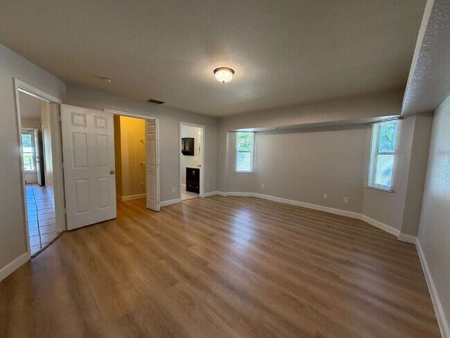 Building Photo - Spacious 4 bedroom in North Port