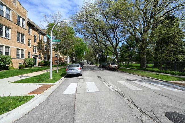 Building Photo - 7404 N Oakley Ave