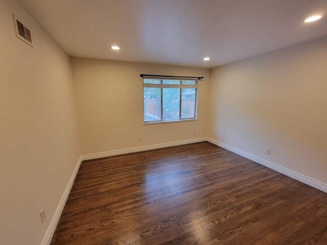 Building Photo - 4380 Entrada Dr