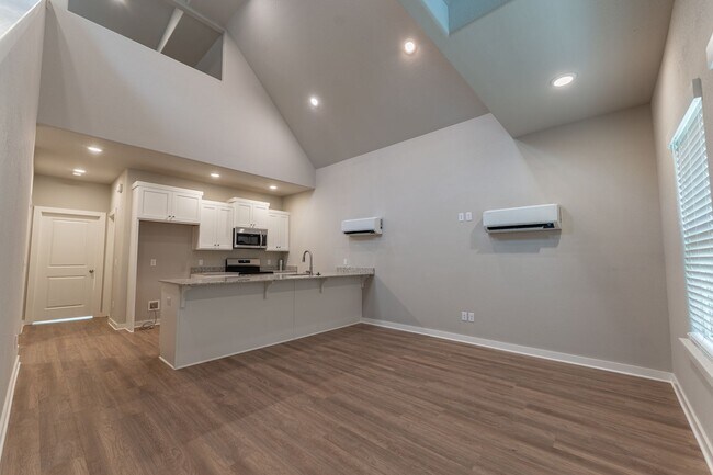 Building Photo - 1315 Van Buren Ave