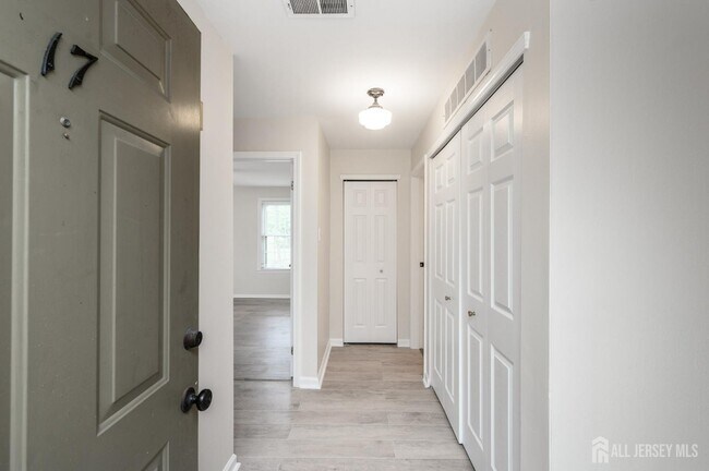 Building Photo - 17 Chelmsford Ct