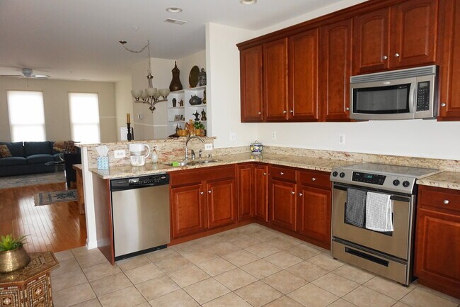 Building Photo - Charming 3Bedroom/3.5Bath Townhome in Ridg...