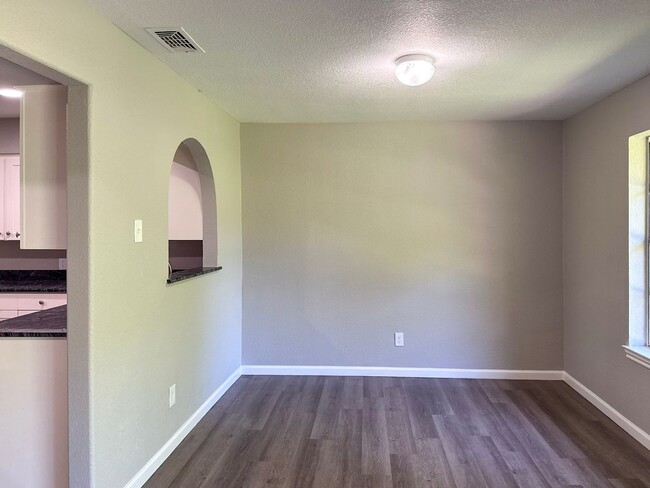 Building Photo - 3 Bedroom / 2 Bath / 2 Car Garage