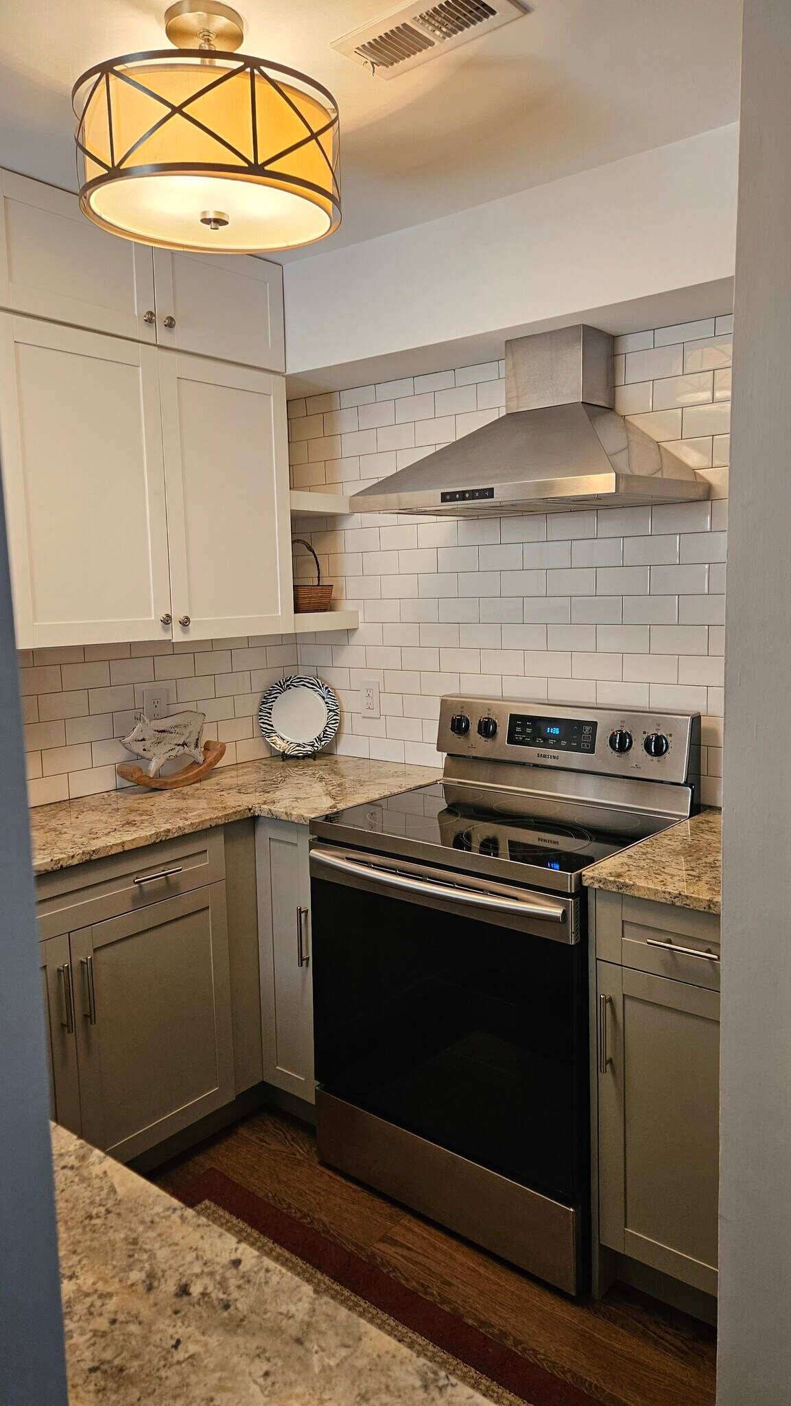 Building Photo - 415 W 7th St