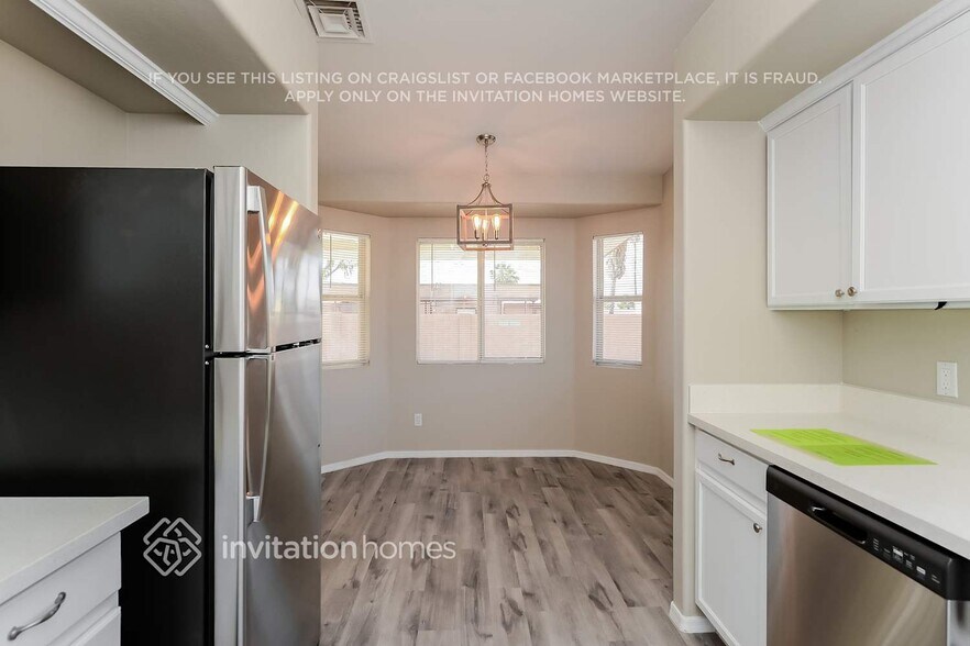 Building Photo - 491 E Mesquite Ave