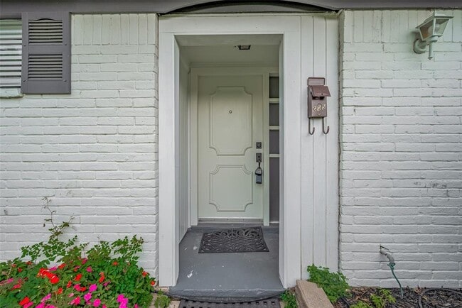 Building Photo - 605 Sorrento Dr