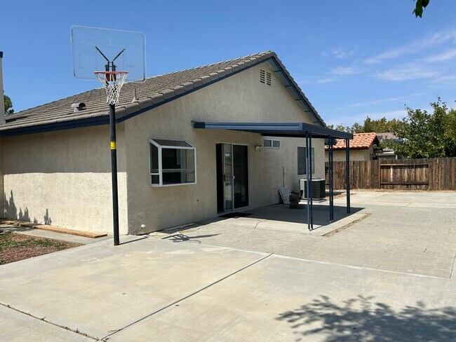 Backyard BASKETBALL IN GROUND - 45408 17th St E