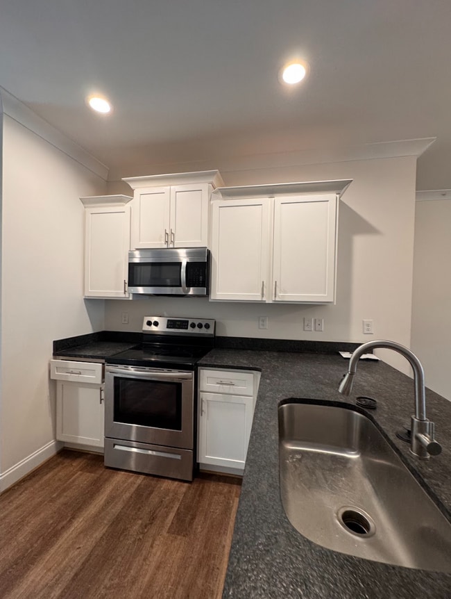 Building Photo - STOP SCROLLING! YOUR NEXT HOME IS HERE!