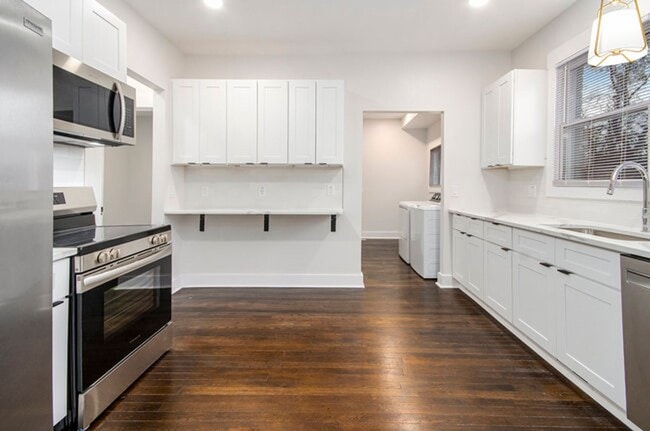 Building Photo - Lower Unit - Newly Constructed - 2 bed/2 b...