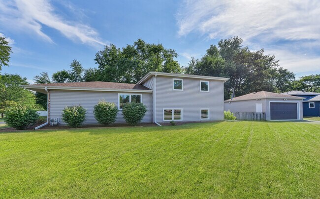 Building Photo - 5S480 Campbell Dr