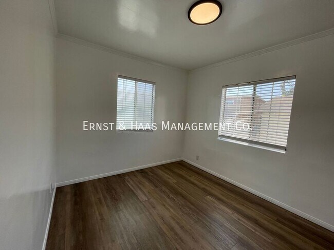 Building Photo - Charming 2 Bedroom Duplex Unit with Parking!