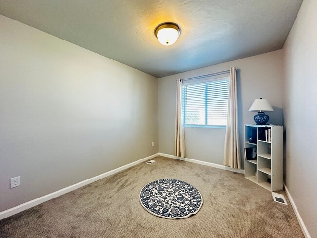 Building Photo - Spacious and Bright Townhome Available Sep...