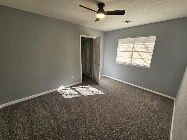 Building Photo - 707 NW Arlington Ave