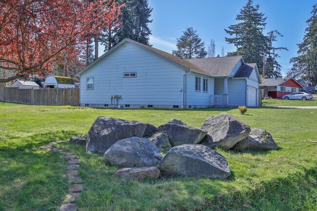 Building Photo - Lovely Home located in Oak Harbor and Ready for a New Tenant!