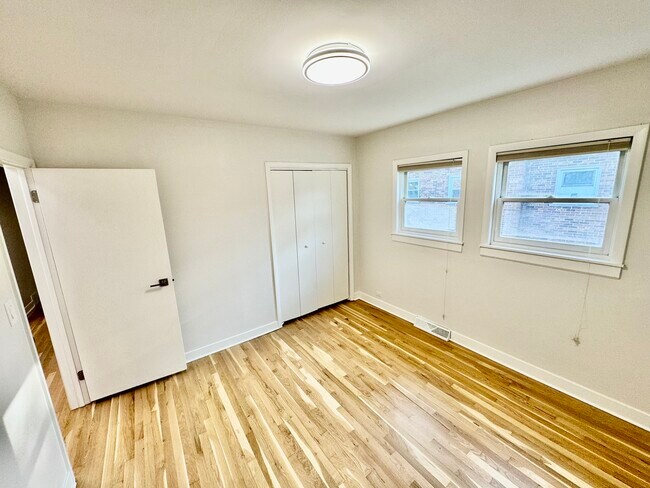 Building Photo - 171 E Van Buren St