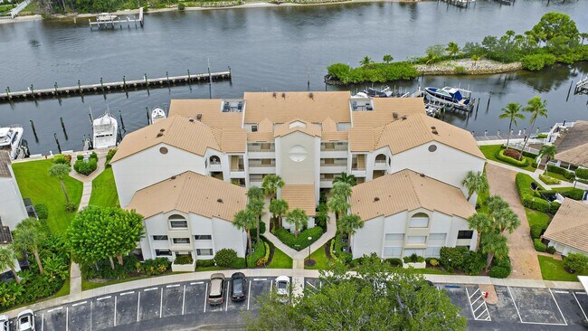 Building Photo - 811 Oak Harbour Dr