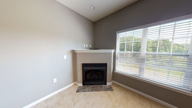 Building Photo - Second Floor Front Facing 2 Bedroom in a G...