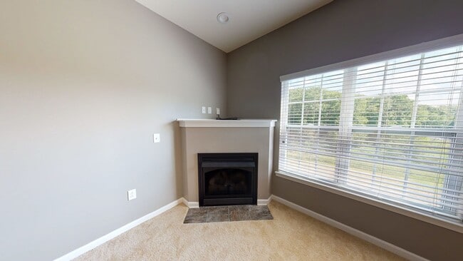 Building Photo - Second Floor Front View 2 Bedroom in a Gated Community!