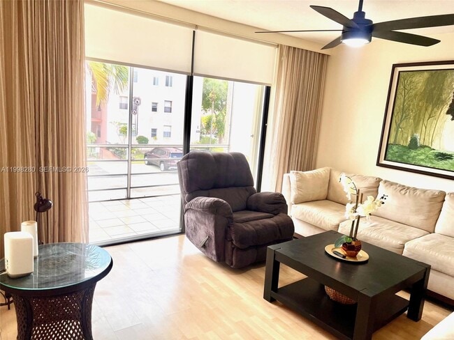 Building Photo - 2841 Somerset Dr