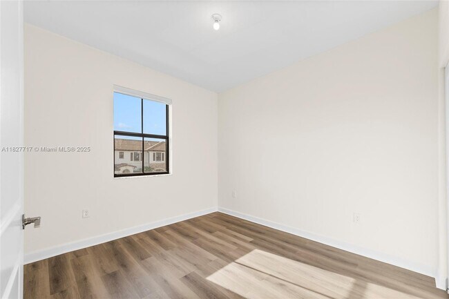 Building Photo - 11120 W 32nd Ln