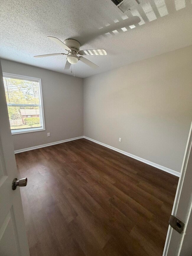 Building Photo - 124 Hampton Dr