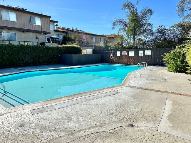 Building Photo - 2-bedroom 2 bath Condo in Van Nuys