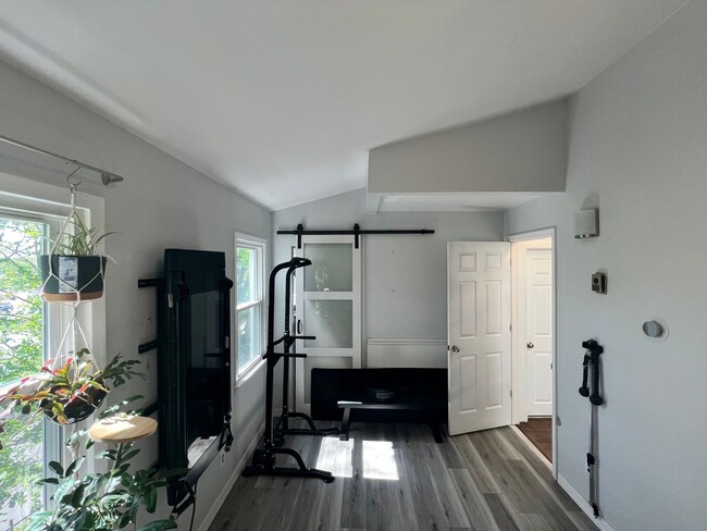 Building Photo - Terrific 3 Bed/1 Bath Colonial in Glen Cove!