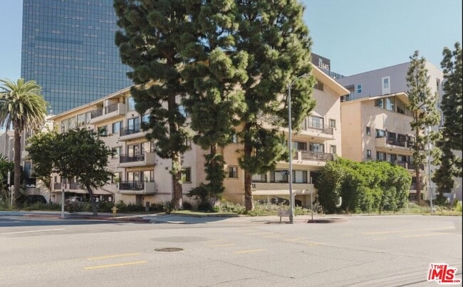 Building Photo - 1154 S Barrington Ave