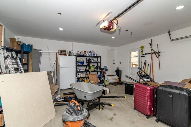 Building Photo - 1800 Lark Ln