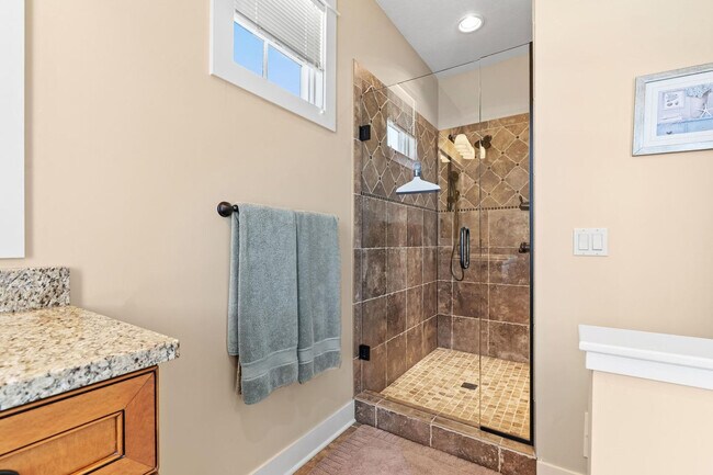 Building Photo - 807 Lake St