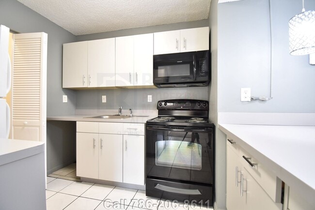 Building Photo - Prime Rental: Spacious 2-Bed, 2-Bath In Carmel Lakes Gated Community