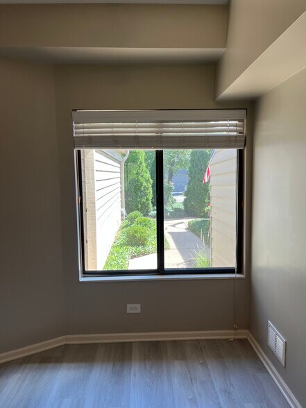 Kitchen Eat-in area - 378 White Oak Ln
