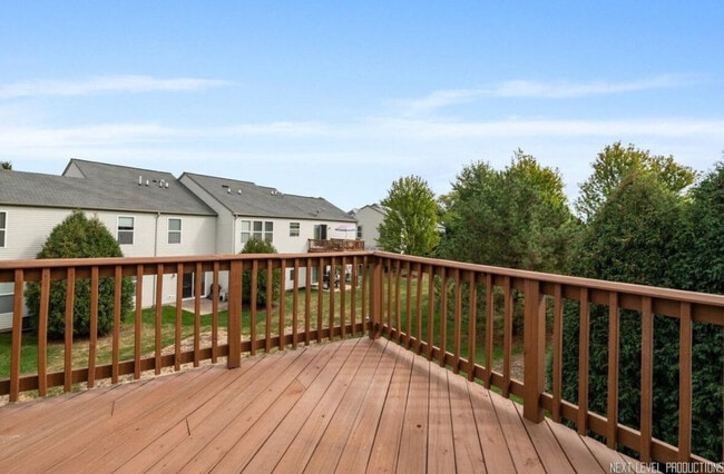 Building Photo - 533 Metropolitan St