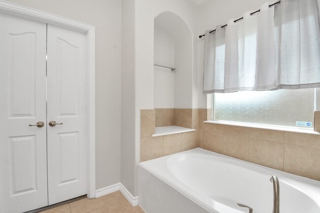 Building Photo - 2703 Lakecrest River Dr