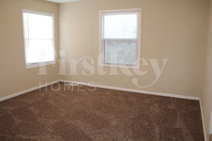 Building Photo - 5614 N Victoria Dr