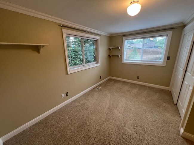Building Photo - 3 Bedroom Home on Quiet Street with Lots o...