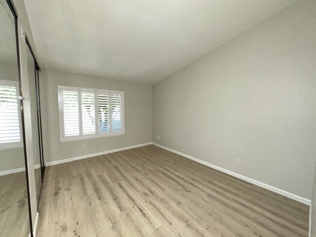 Building Photo - Enjoy Resort-Style 55+ Living in This Bright Camarillo Home