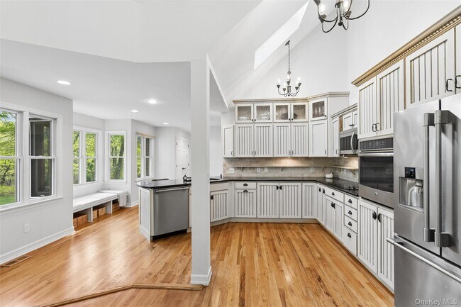 Building Photo - 2 Red Creek Cir