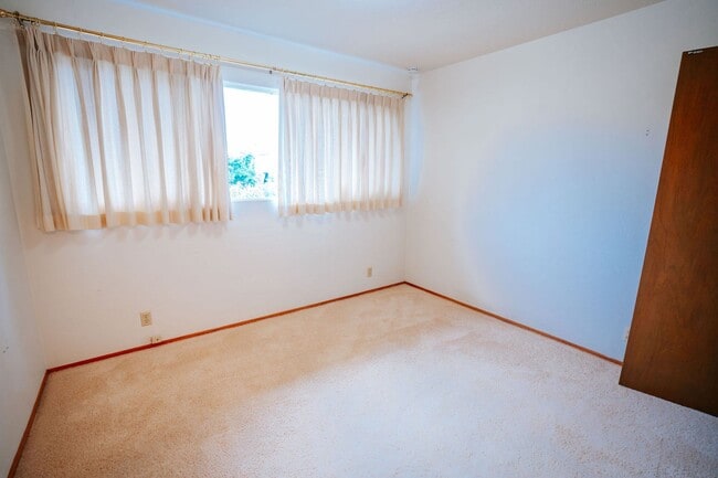 Building Photo - Spacious and inviting 4-bedroom, 2-bathroom single-family home