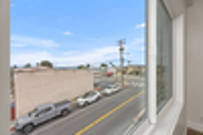 Building Photo - 303 S Ola Vista