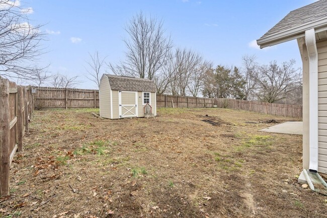 Building Photo - Undated 3 Bedroom, 2 Bathroom Home in Nixa!