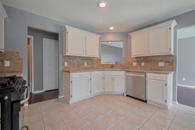 Building Photo - 9911 Villa Verde Dr