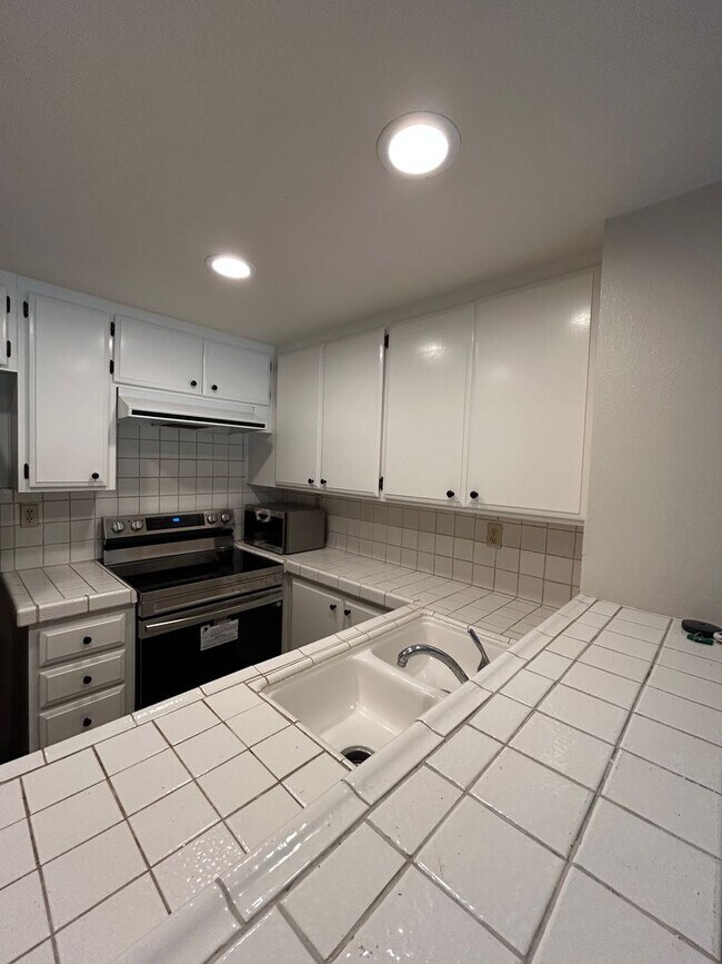 Building Photo - Large One Bedroom Condo at The Lakes!