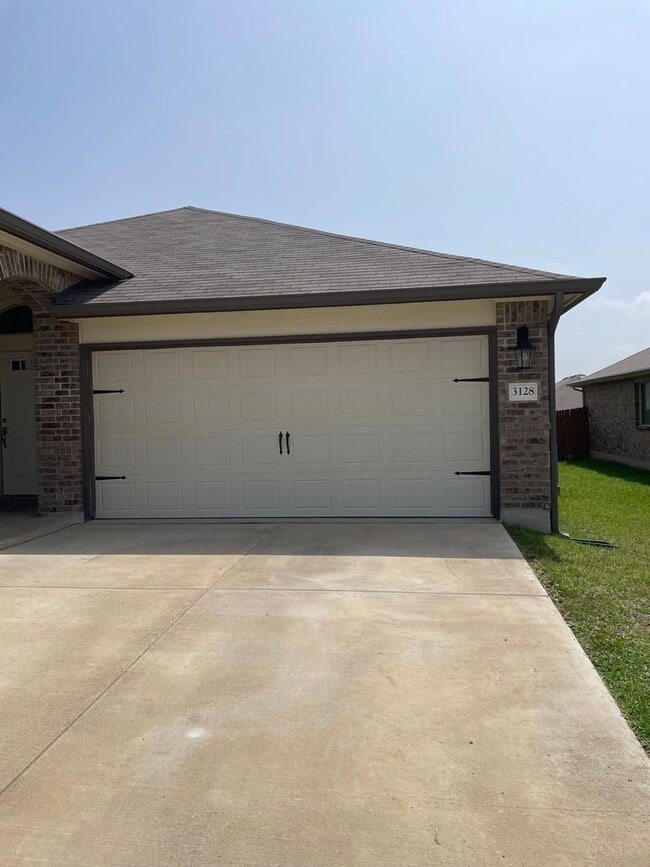 Building Photo - Available Now | Modern Single-Story 3 Bed, 2 Bath | Separate Office/Den | Big Yard | Pet Restrict...