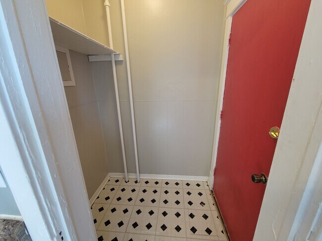 Building Photo - 623-625 N 10th Ave E