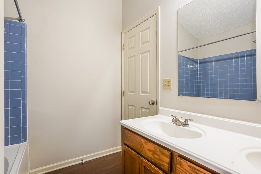 Building Photo - 409 Laurens Way