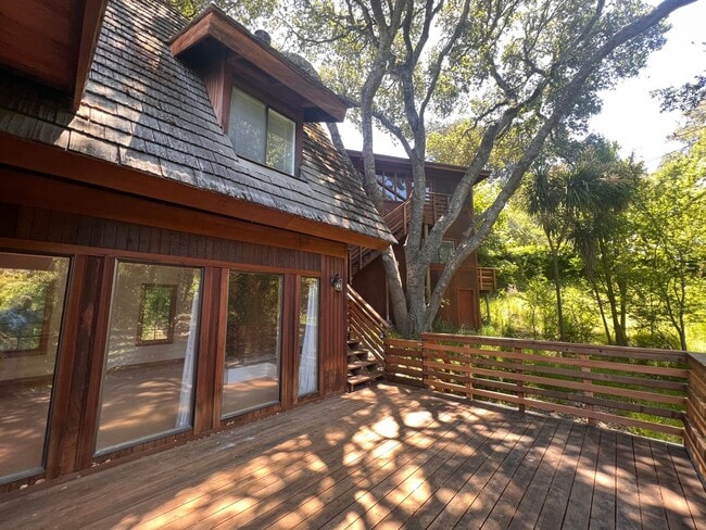 Building Photo - SPACIOUS 4-BEDROOM, 3 BATH HOME ON CORNER ...