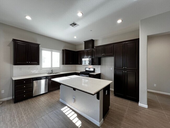 Building Photo - Beautiful 3 Bed, 2 Bath home in highly des...