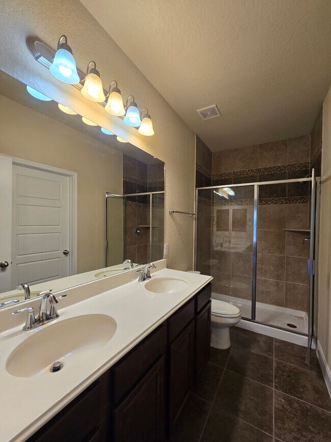 Building Photo - Walk to Historic Gruene! Fridge Included /...