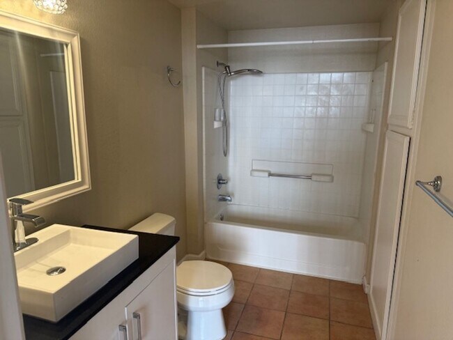 Building Photo - Charming Condo offer convinience and seclusion